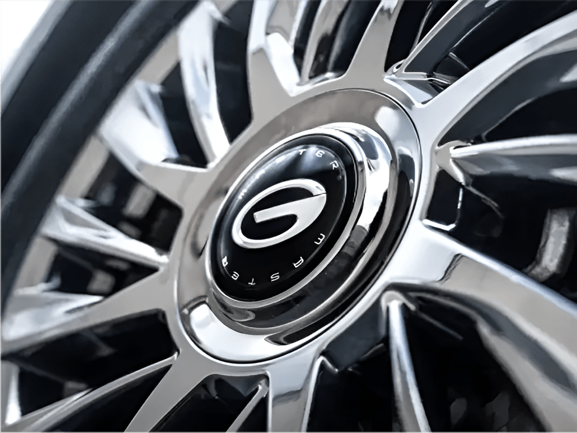 GAC M8 18-inch multi-spoke alloy wheels — stability in corners