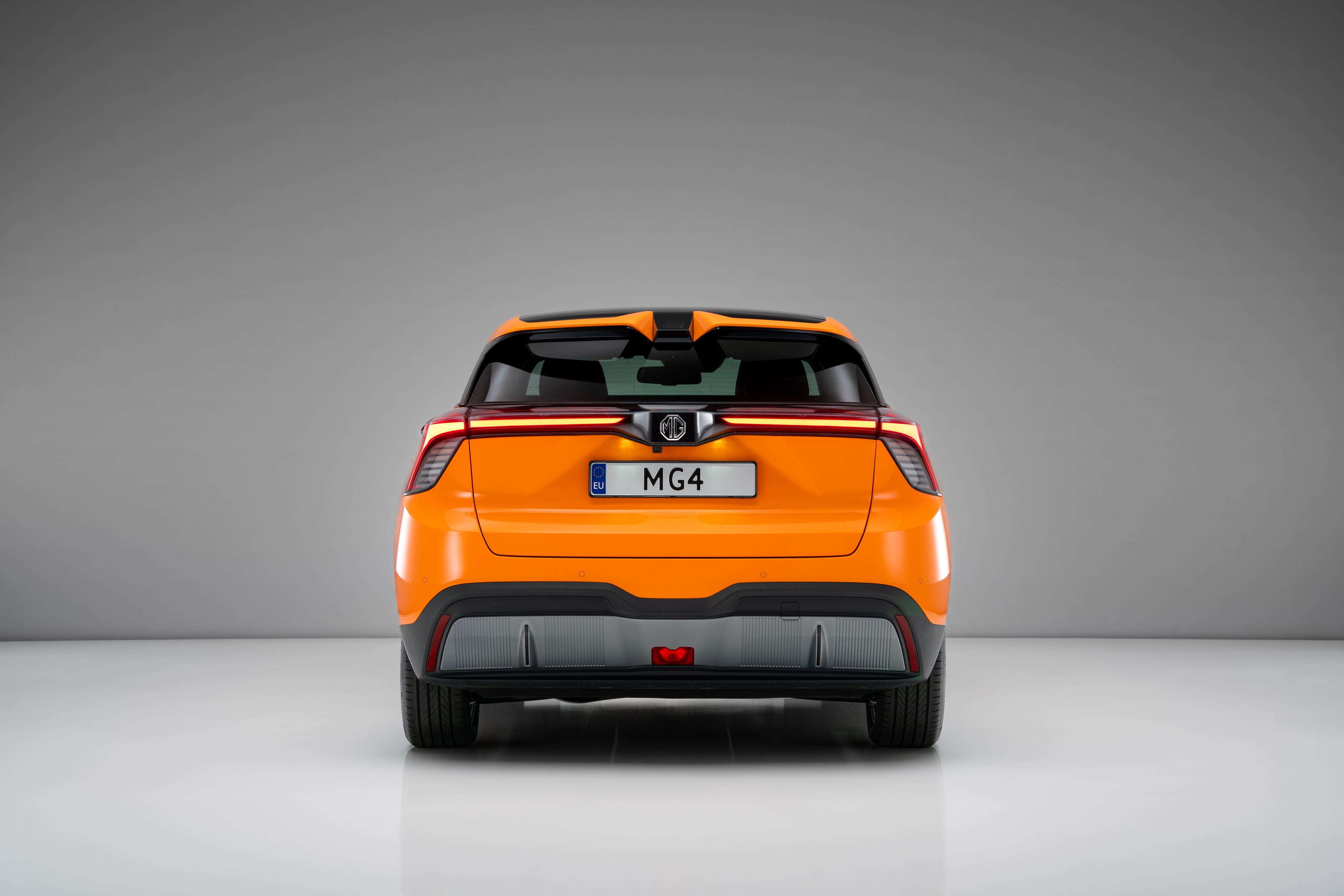 MG4 Electric rear lights — 172-LED full-width light bar with Cygnus cross signature | France AJ Group Ltd